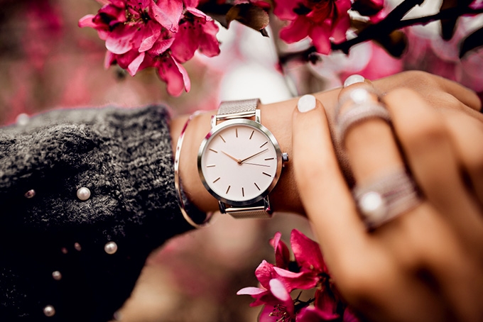 Cómo Aprender a Aprender: Una mujer mirando su reloj.